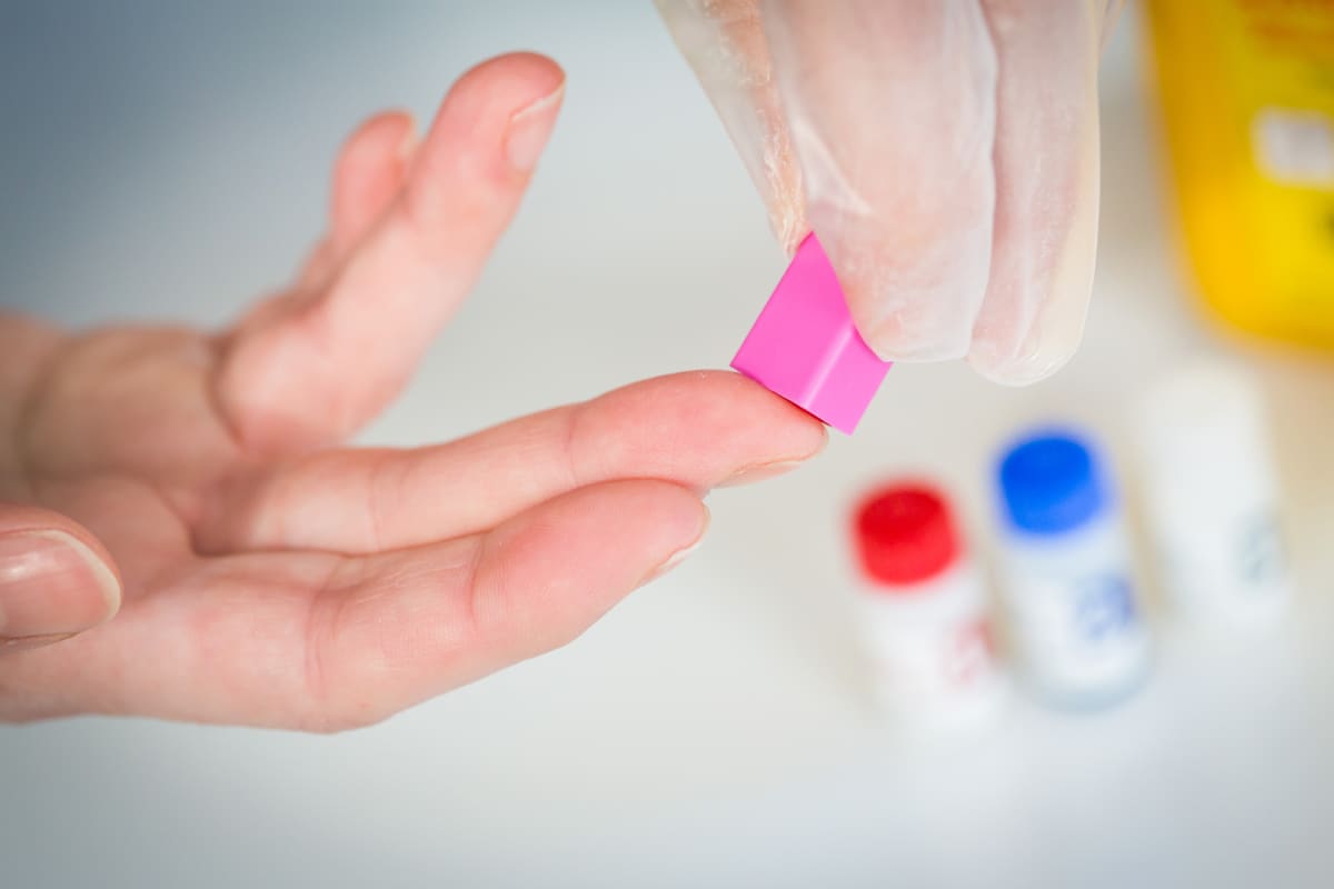 Hiv-testausta verestä.