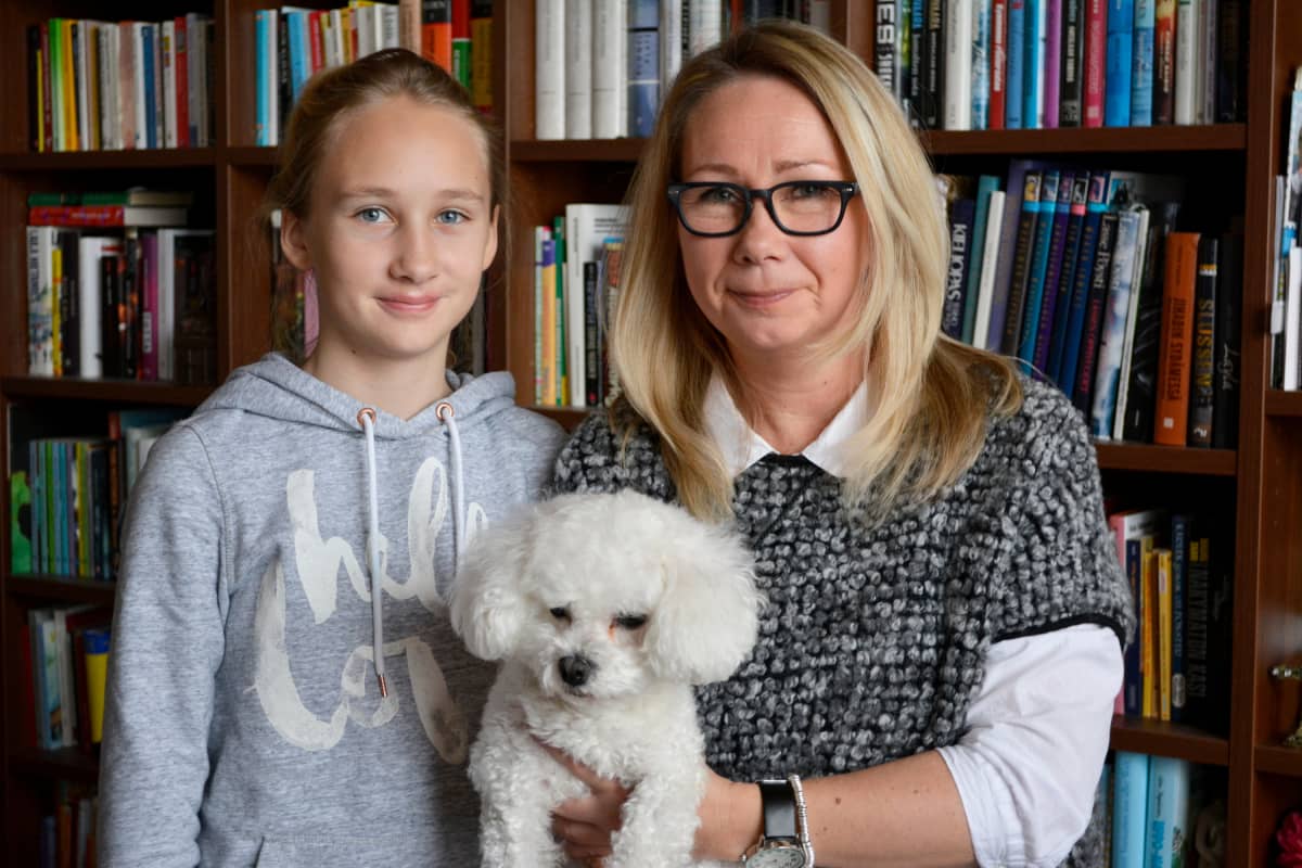 Marika Halttunen, tytär Laura ja koira Heka