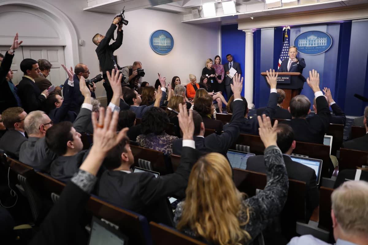 Sean Spicer jakaa puheenvuoroja lehdistötilaisuudessa Valkoisessa talossa 23. tammikuuta 2017.