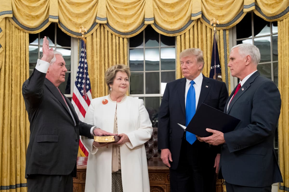 Rex Tillerson vannoo valaa käsi Raamatulla. Vaimo sekä Trump ja Pence seisovat vieressä.