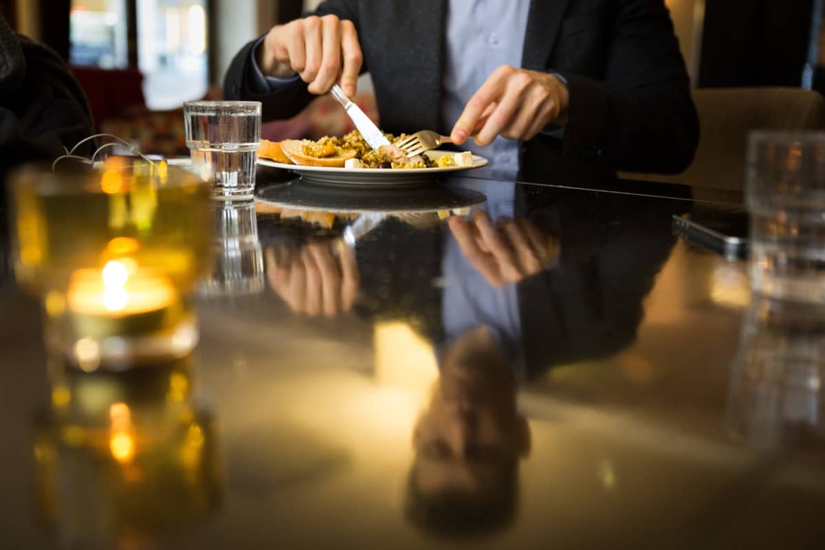 Suomalaista ruokakulttuuria Antti Holmalla ei ole ikävä, sillä ruoka on hänelle vain polttoainetta.