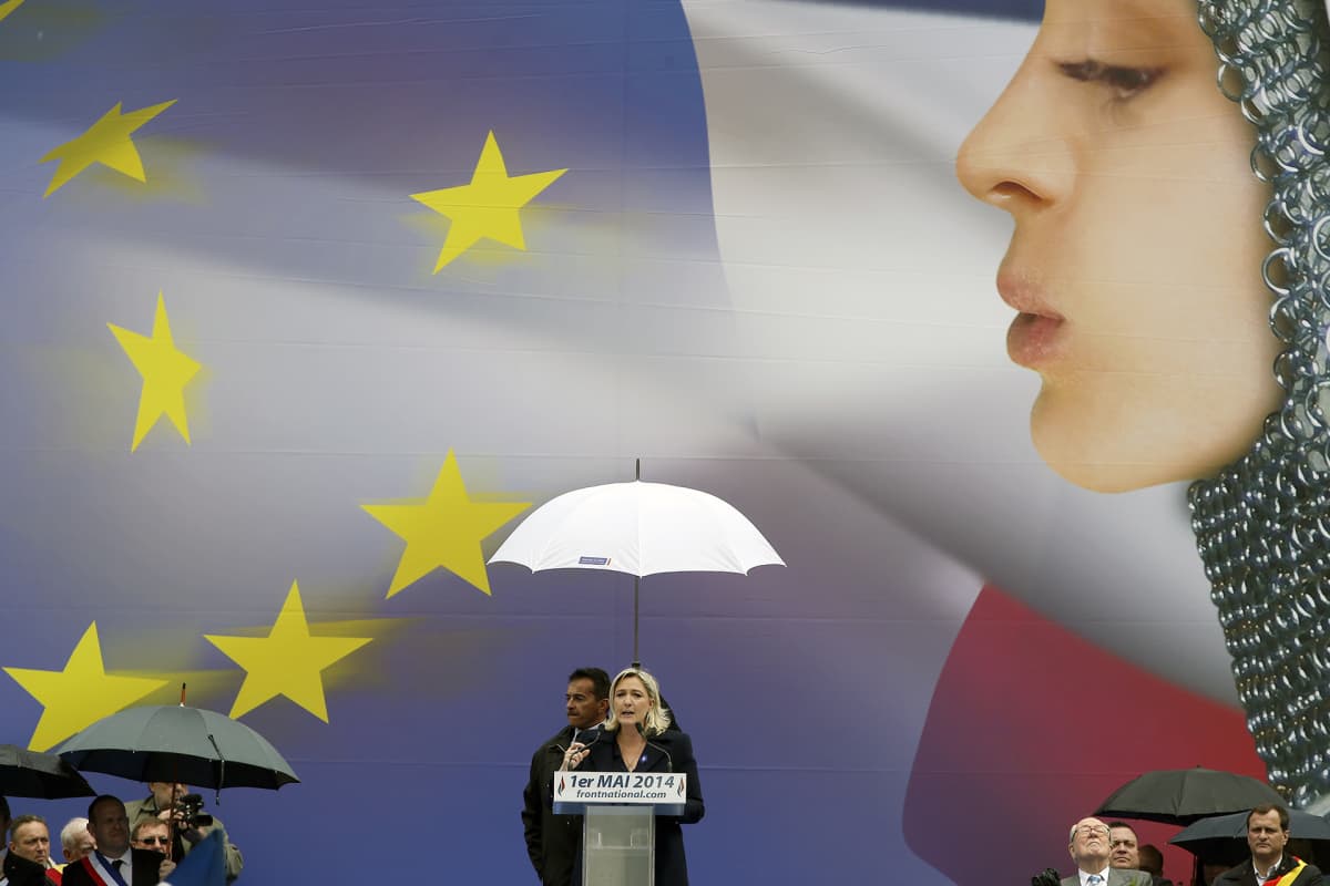 Marine Le Pen puhumassa vappumarssilla Pariisissa 2014.