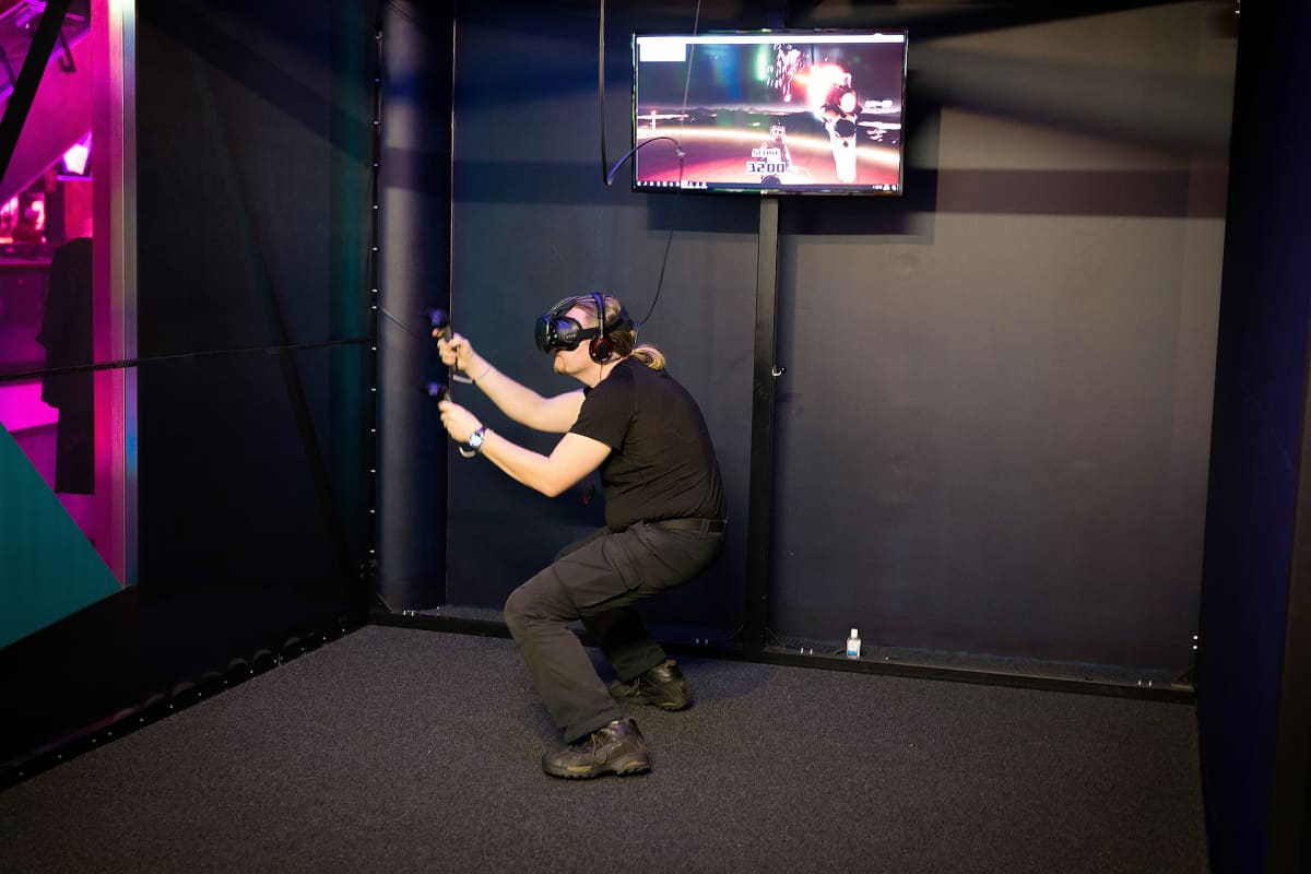 mies pelaa virtuaalipeliä