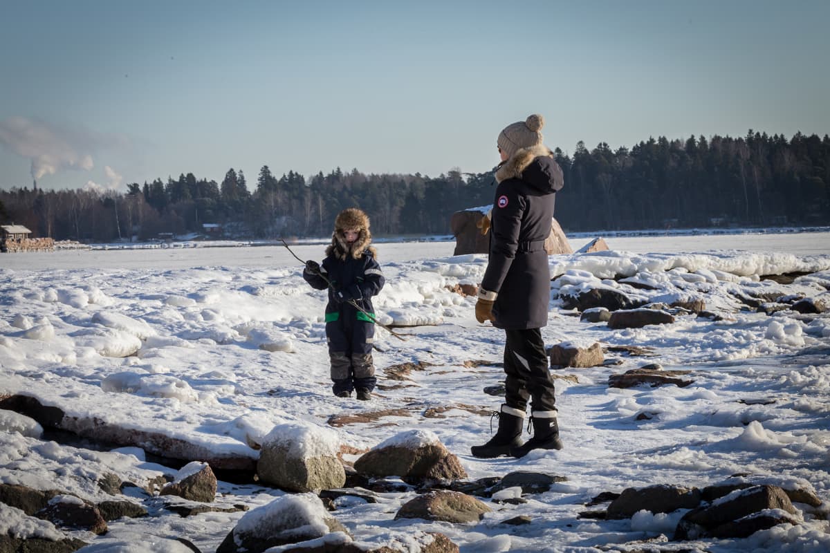 Mari Mannila ja hänen poikansa Olli Espoon Haukilahden rannassa.