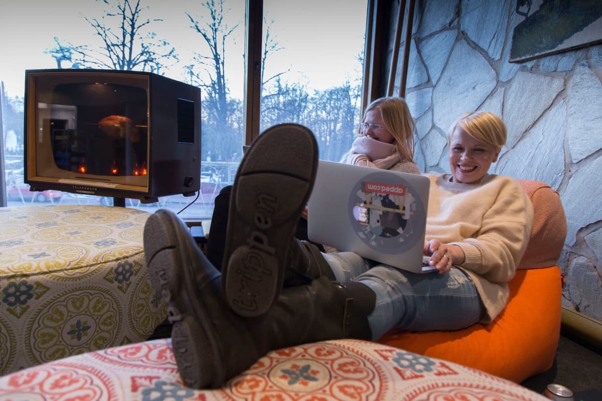 Naiset ovat vähemmistönä entisen Marian sairaalan startup-keskittymässä. Anna Piela (vas) ja Riikka Jakovuori pitivät Apped-yrityksensä palaveria aulatiloissa, joista avautuu näkymä Mechelininkadulle ja Hietaniemen hautausmaalle.