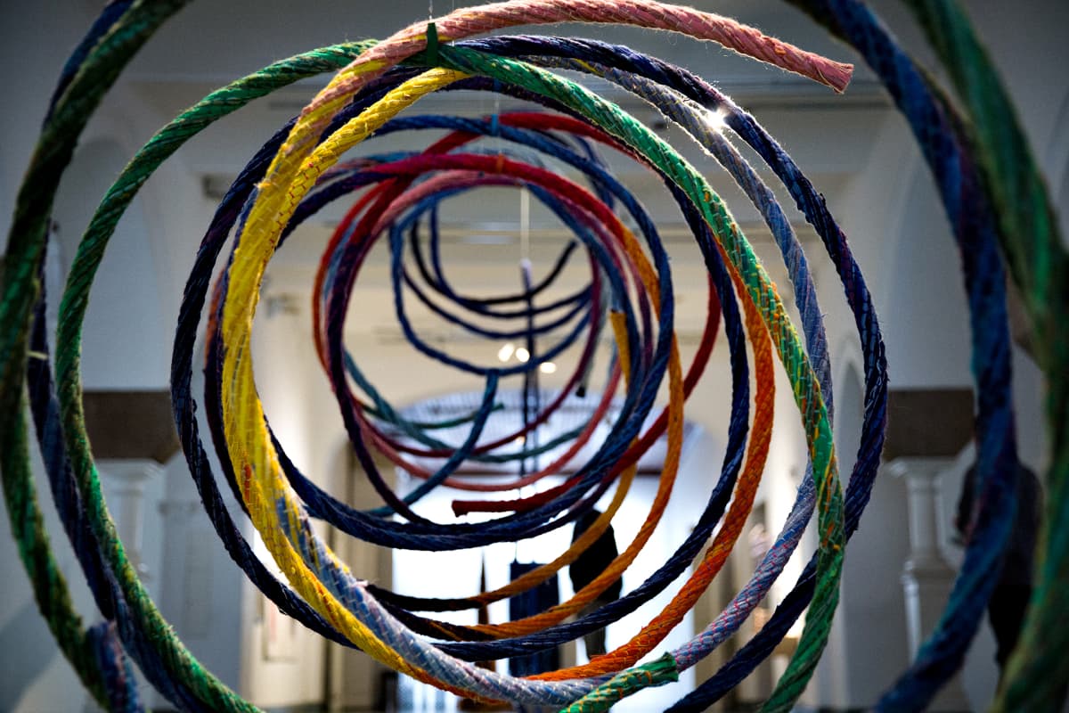Yksityiskohta Kirsti Rantasen työstä Designmuseossa.