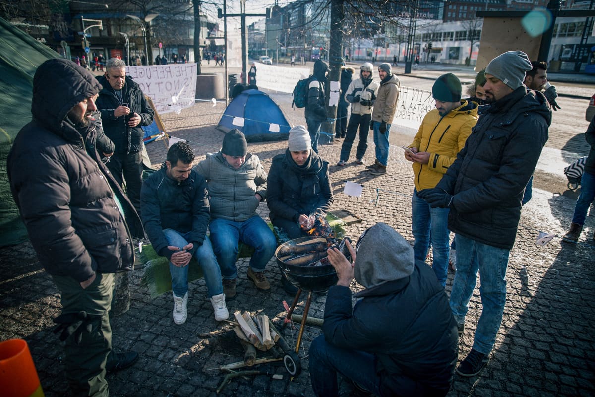 telttoja ja ihmisiä Kiasman aukiolla