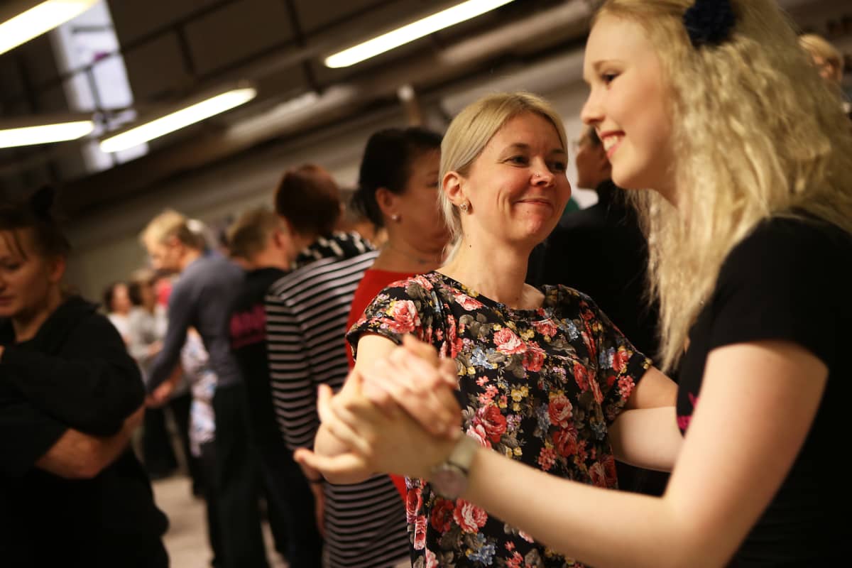 Tanssikurssilaiset opettelevat fuskua.