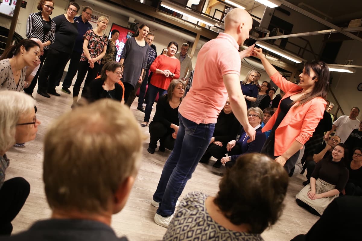 Tanssikurssilaiset opettelevat fuskua.