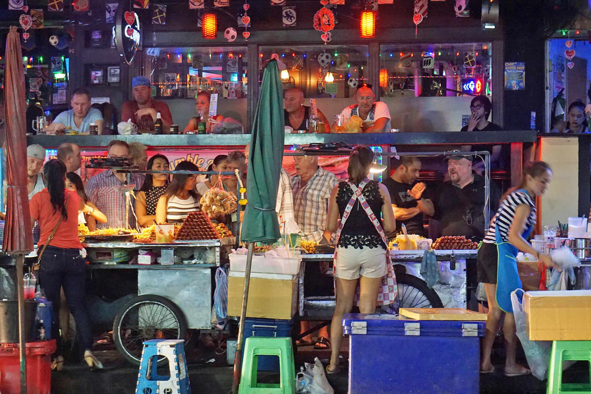Bangkokin vilkasta yöelamää Sukhumvit Soi 4 -kadulla.