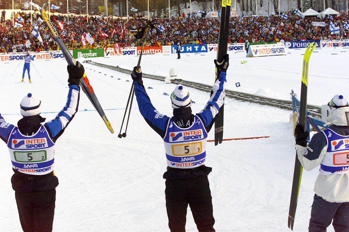 Hiihtäjä Mika Myllylä saapuu maaliviivalle miesten viestihiihdon maailmanmestaruuskilpailussa Lahdessa 2001.