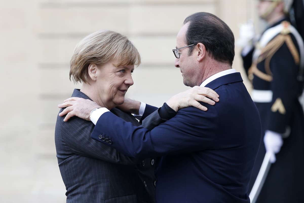 Francois Hollande ja Angela Merkel tervehtivät.