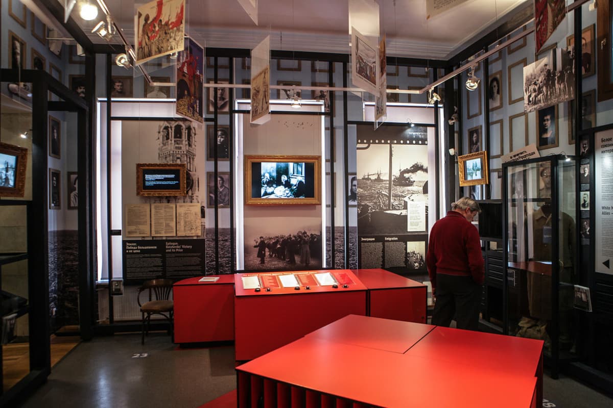 Poliittisen historian museo esittelee vallankumouksen satavuotista historiaa uudessa näyttelyssä helmikuussa 2017.