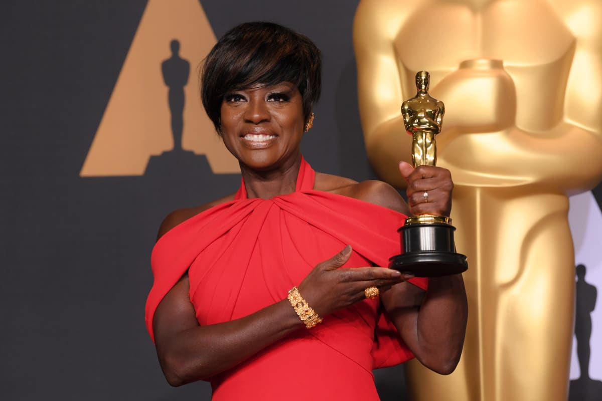 Näyttelijä Viola Davis palkittiin Oscarilla parhaasta naissivuosasta.