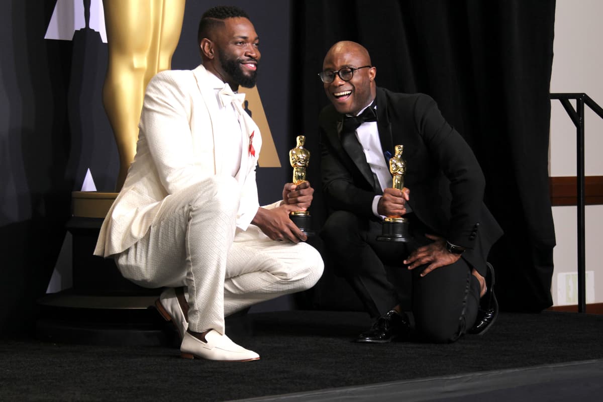 Tarell Alvin McCraney (vas.) ja Barry Jenkins palkittiin Moonlight-elokuvastaan.