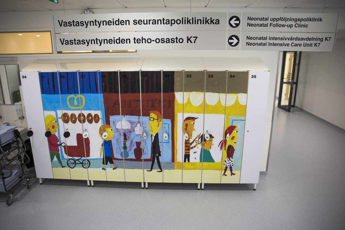 Naistenklinikkan käytävä ja taidetta
