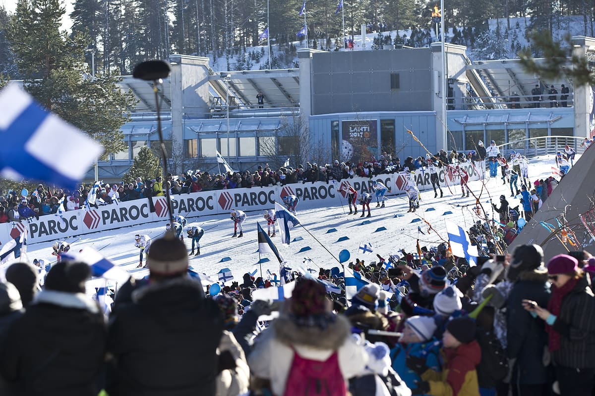 Yleisöä ladun varressa.