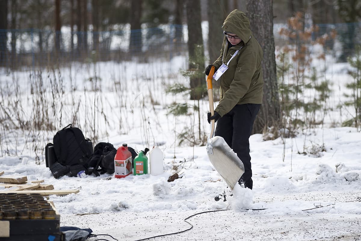 Lunta johtojen päälle