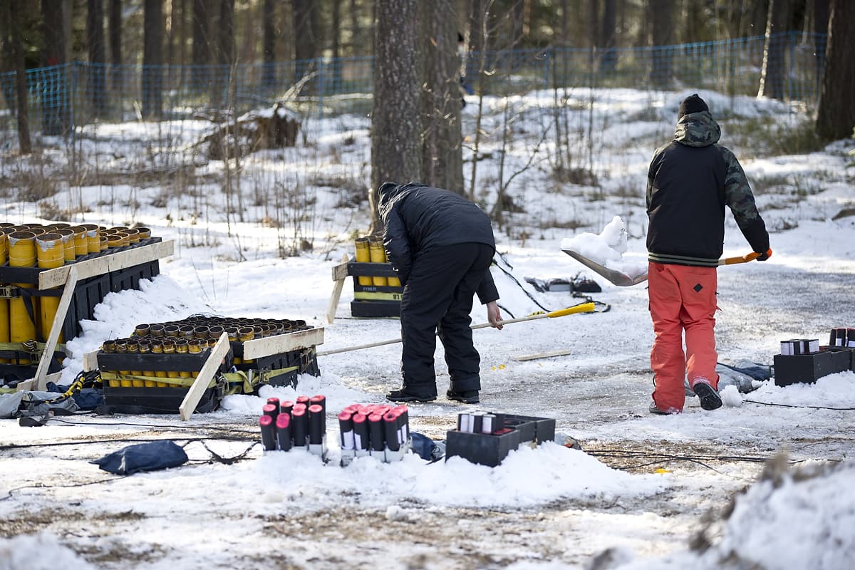 Ilotulituspatteriston säätöä