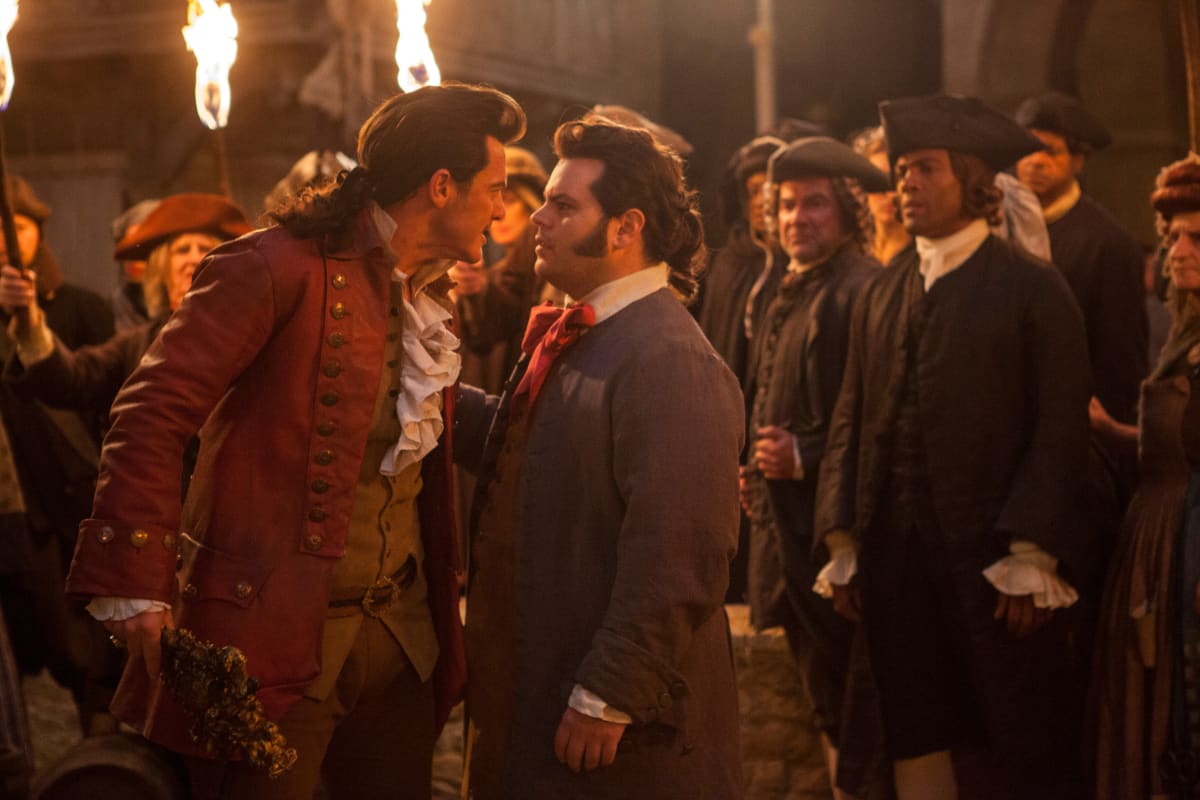 Luke Evans on pinnallinen Gaston, joka kosiskelee Belleä. Gastonin apuria LeFouta näyttelee Josh Gad.