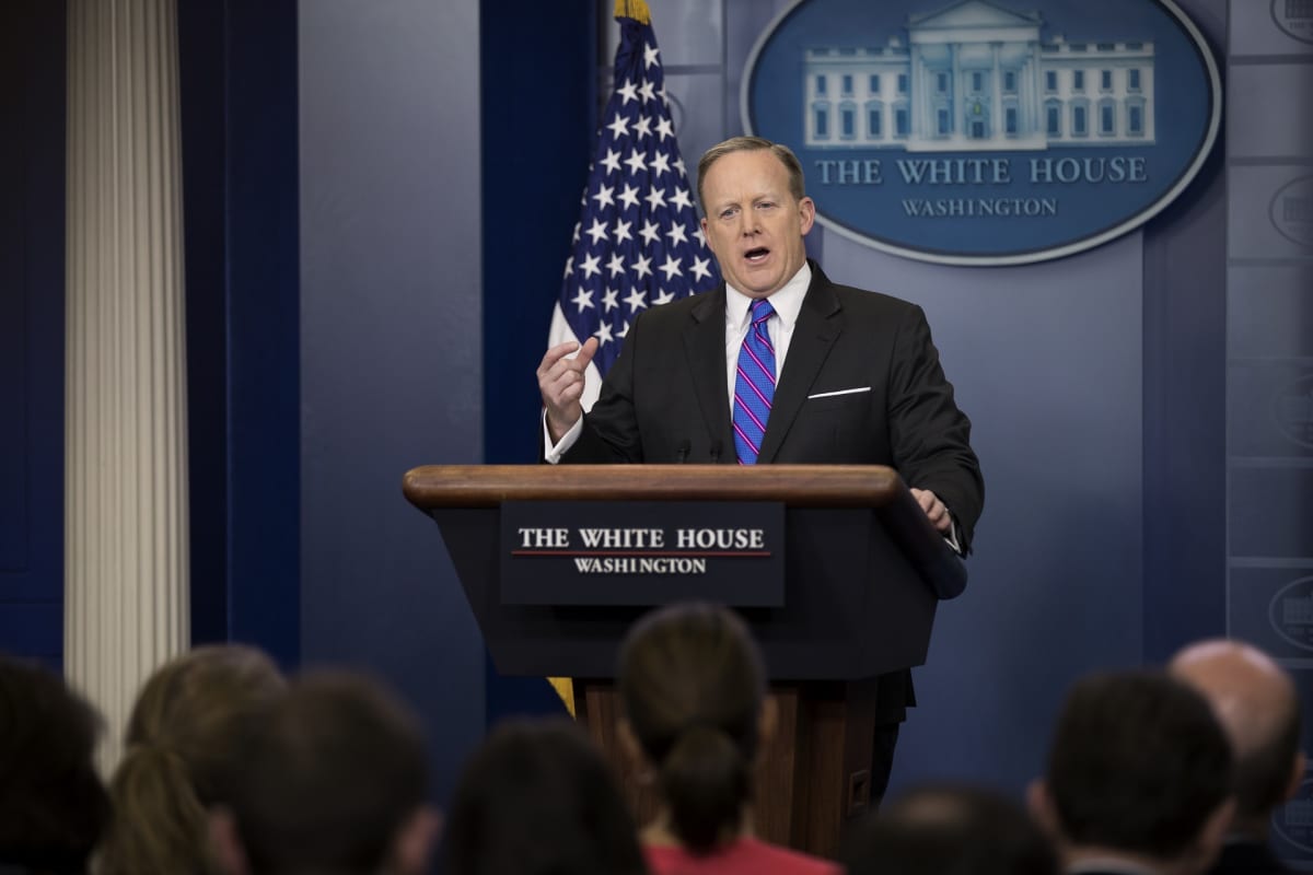 Sean Spicer Valkoisen talon puhjualavalla