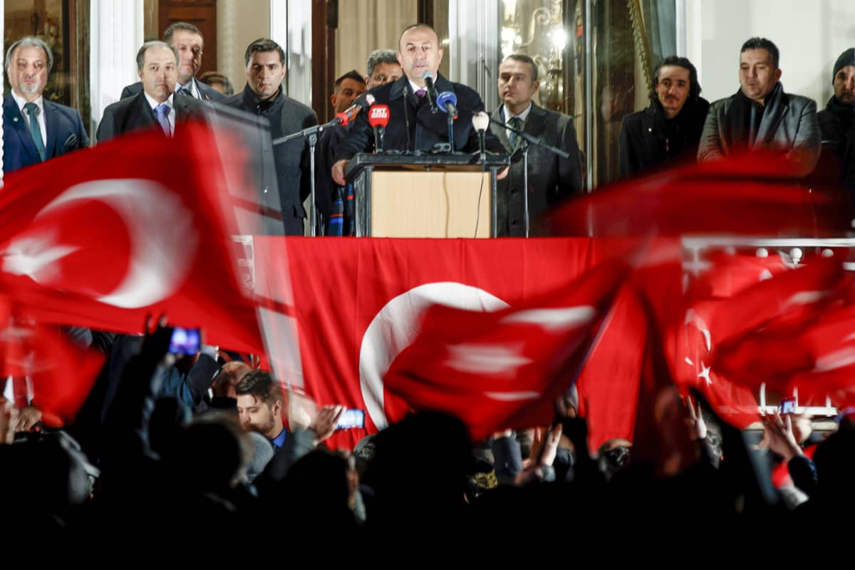 Mevlet Cavusoglu pitämässä puhetta.