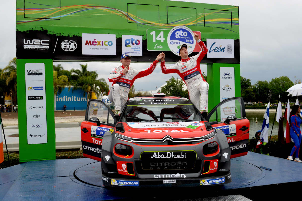 Paul Nagle ja Kris Meeke juhlivat Meksikon rallin voittoa 2017.