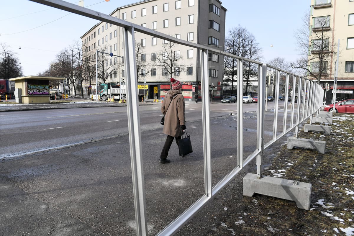 Kuntavaalijulisteiden telineitä pystytetty Helsingin Töölössä 10. maaliskuuta.