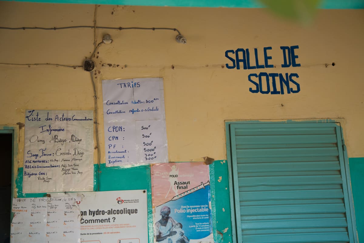 ilmoituksia ja julisteita senegalilaisen terveysaseman seinällä