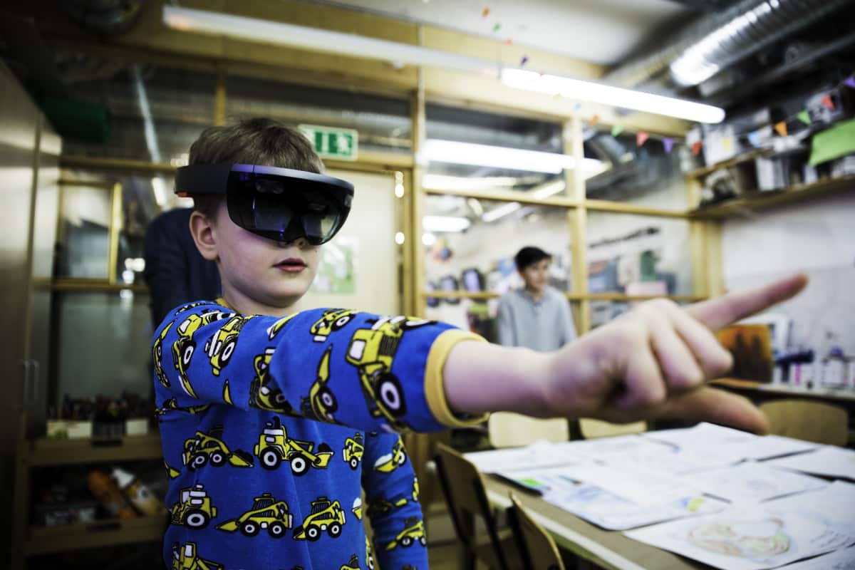 Joel Sihvonen virtuaalilasit päässä.