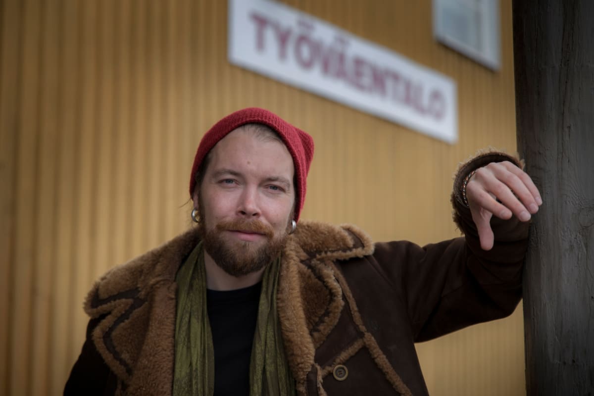 Vasemmistoliiton sitoutumaton ehdokas Sami "Frank" Muttilainen on istunut jo yhden kauden Helsingin kaupunginvaltuustossa. Hän kutsuu äänestäjiä huomiseksi vaalibileisiin Malmin työväentalolle.