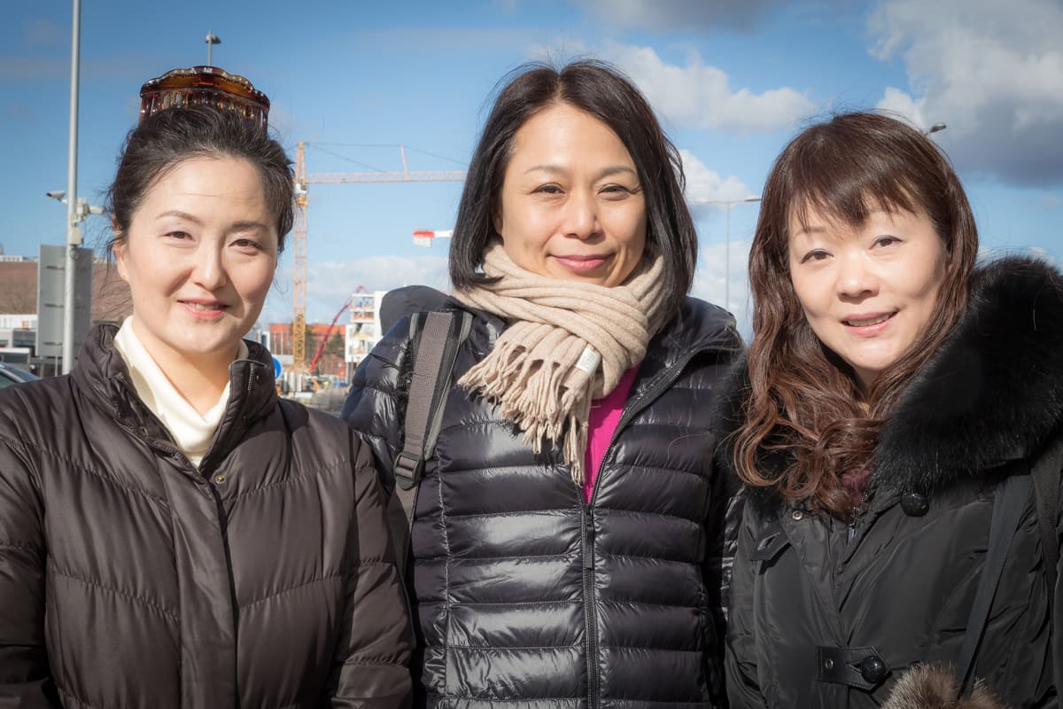 Japanilaisia faneja Hartwall-areenan pihassa.