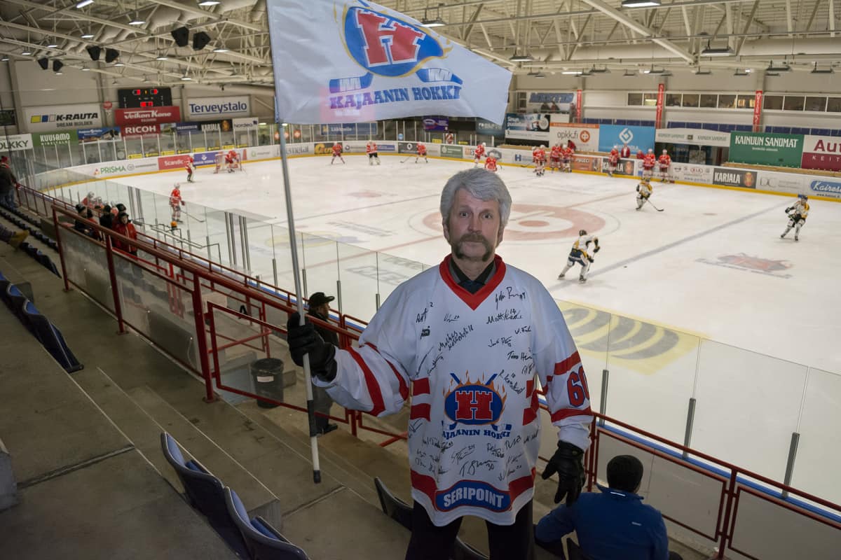 Hannu Huurinainen heiluttaa lippua