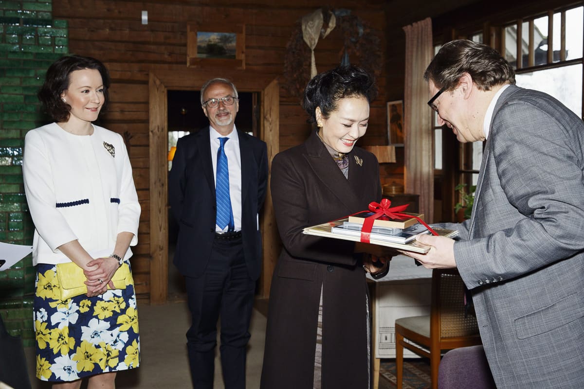 Peng Liyuan ja Jenni Haukio Ainolassa.