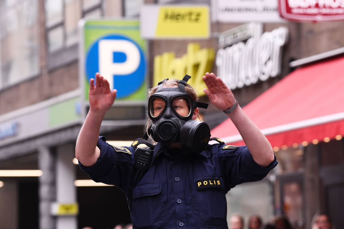 Poliisit vartioivat tavaratalon lähialuetta 7. huhtikuuta Tukholmassa.
