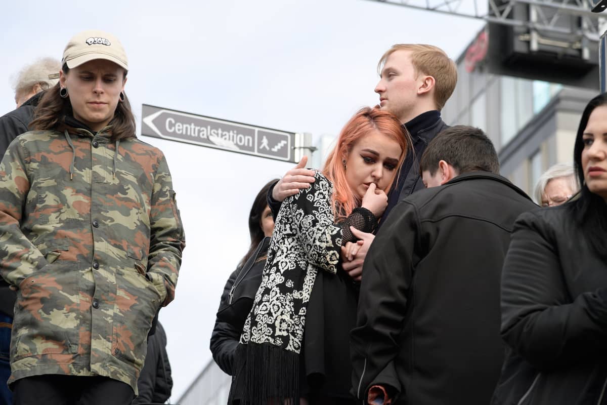 Ihmiset reagoivat uutisiin kuorma-autoiskusta Tukholmassa 7. huhtikuuta.