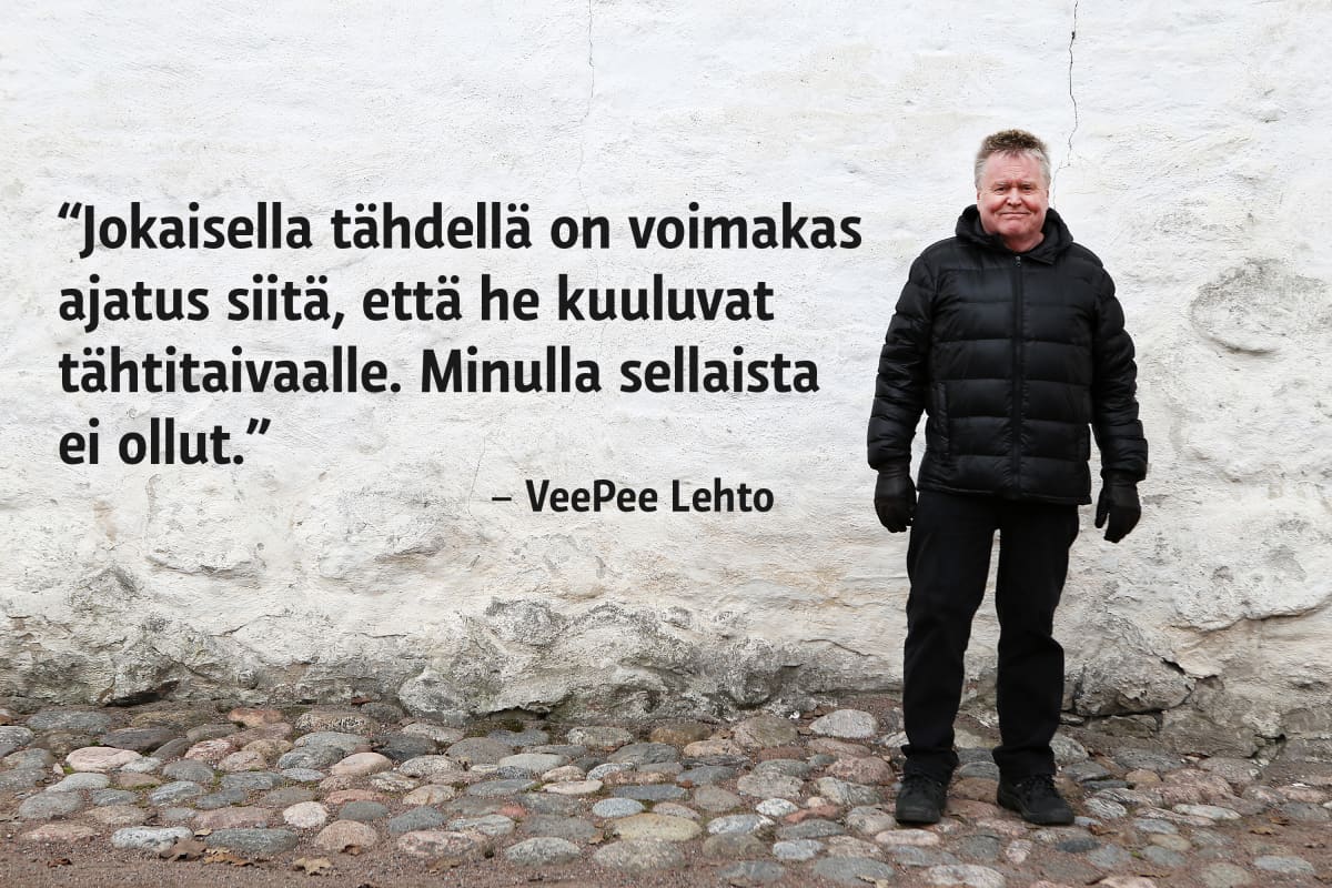 VeePee Lehto poseeraa Turun linnan seinustalla.