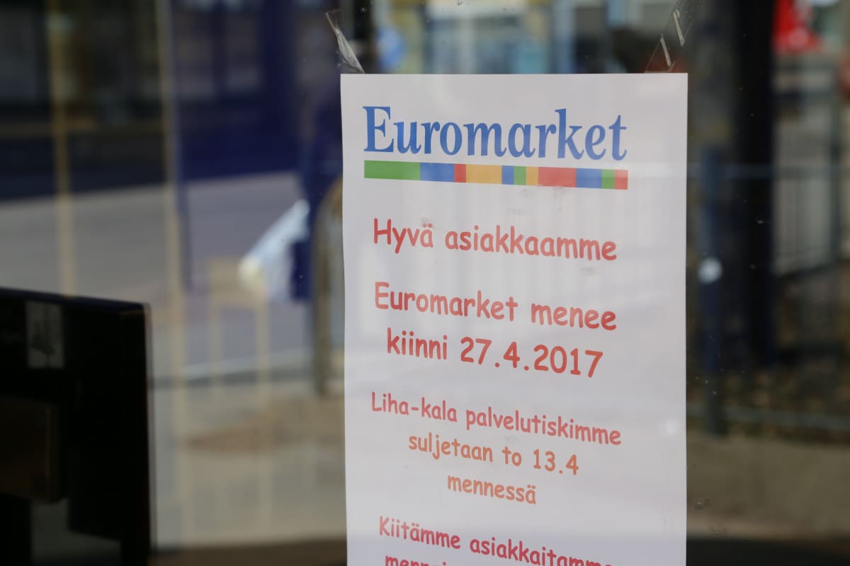 Tiedote asiakkaille Kotkansaaren Euromarketin ovessa.