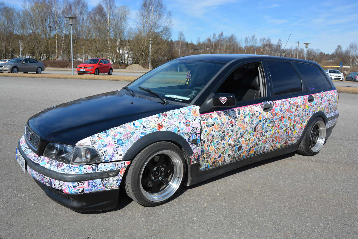 auto, joka on koristeltu tarroilla