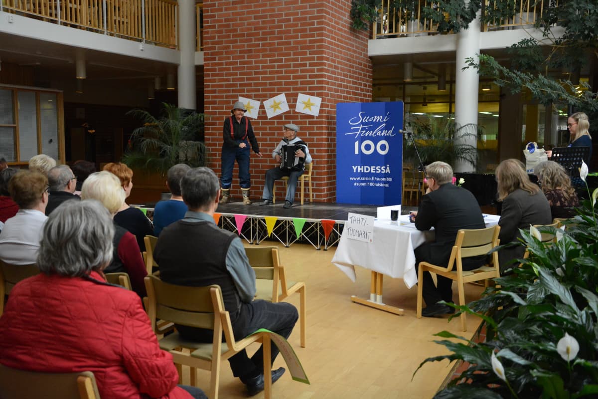 nainen ja mies esiintymislavalla