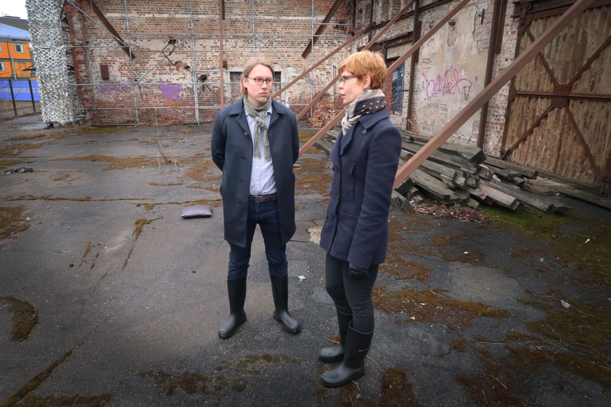 Arkkitehti Akseli Leinonen ja projektinjohtaja Päivi Etelämäki makasiiniraunioilla.