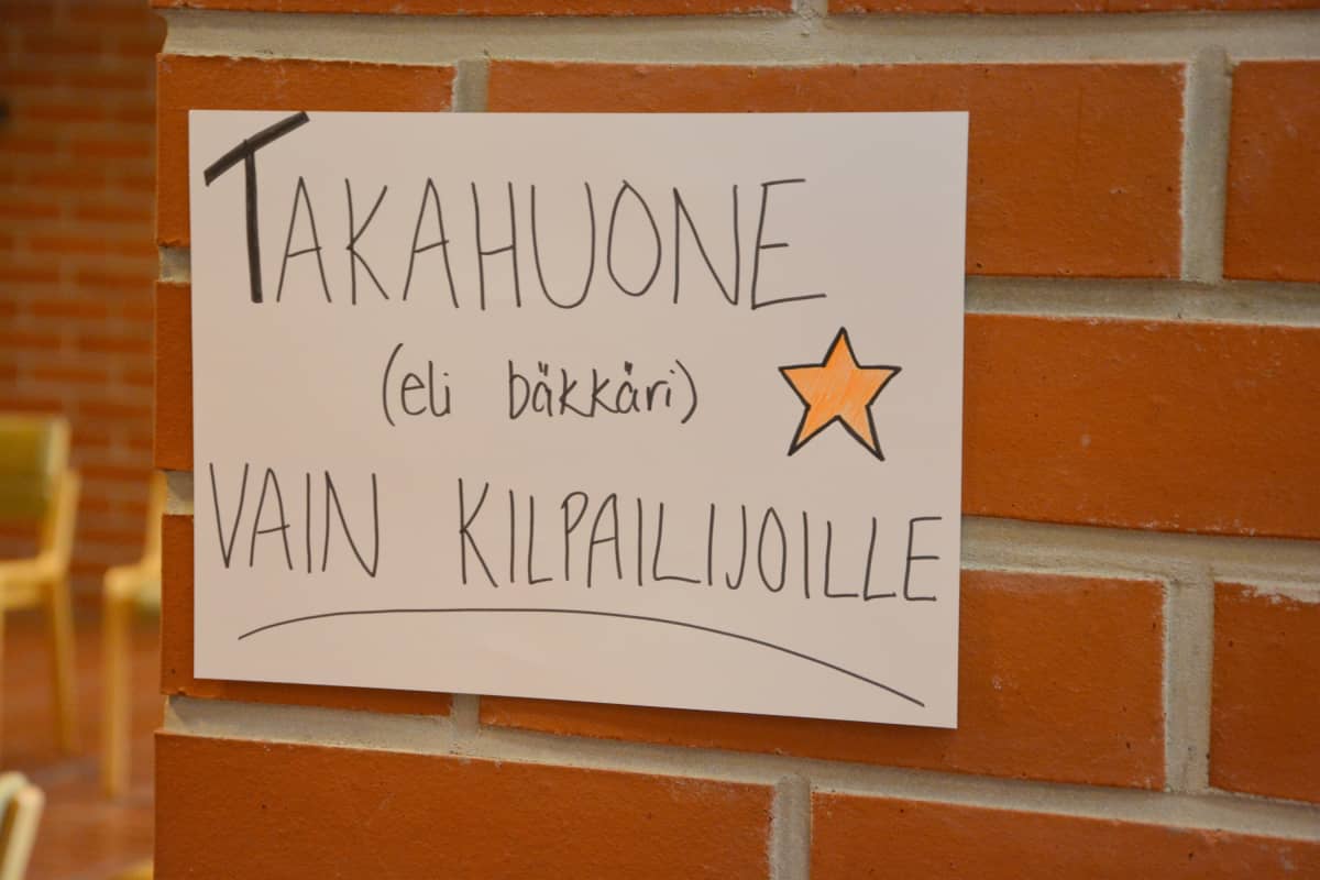 kyltti seinässä