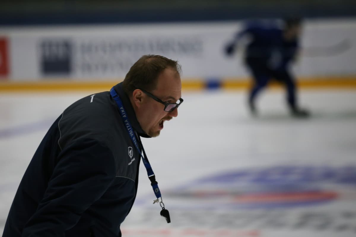 Anssi Laine huutaa.