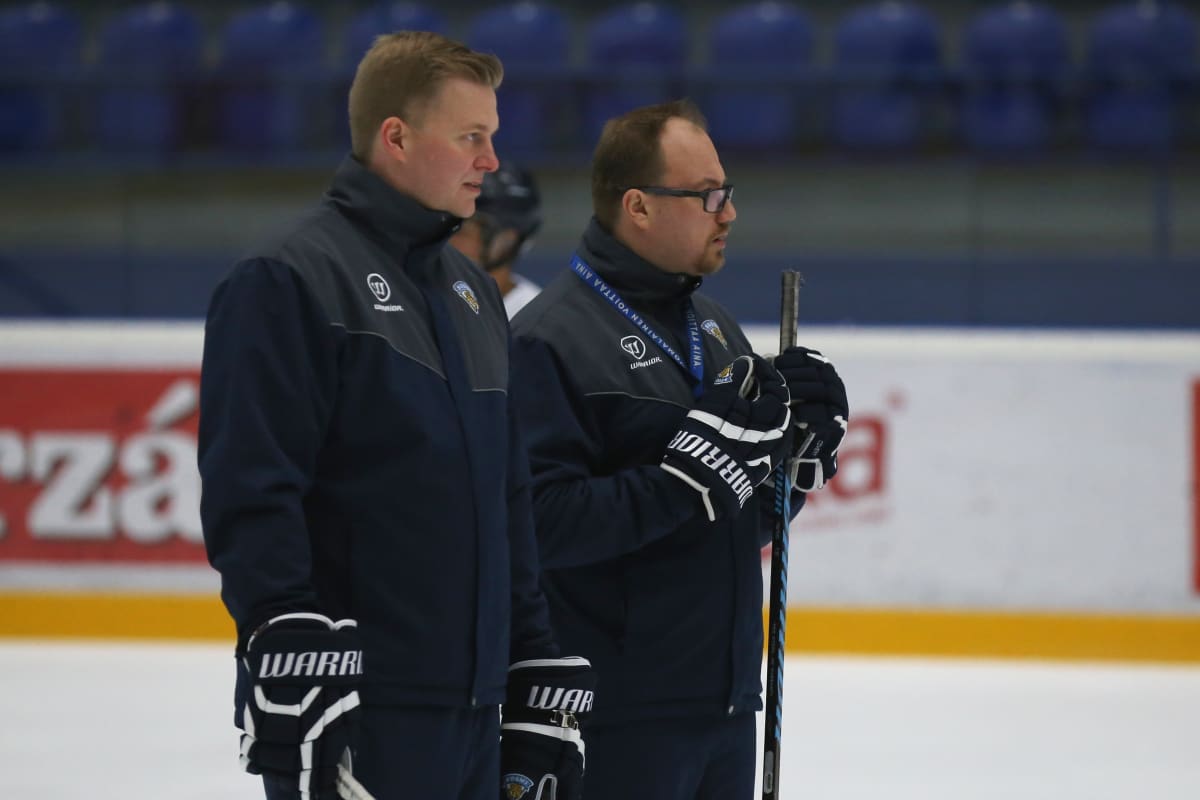 Anssi Laine tarkkailee pelaajia.