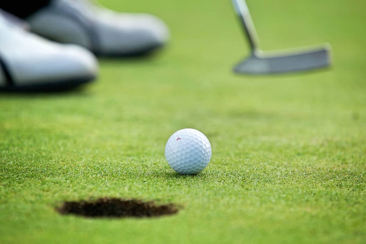 golf pallo ja reikä