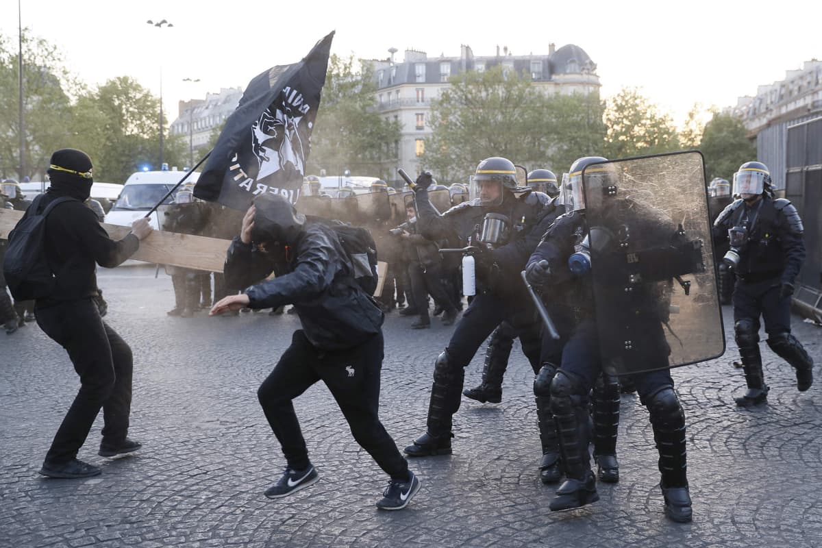 Antifasistit ja poliisi ottivat yhteen mielenosoituksessa Pariisissa sunnuntaina.