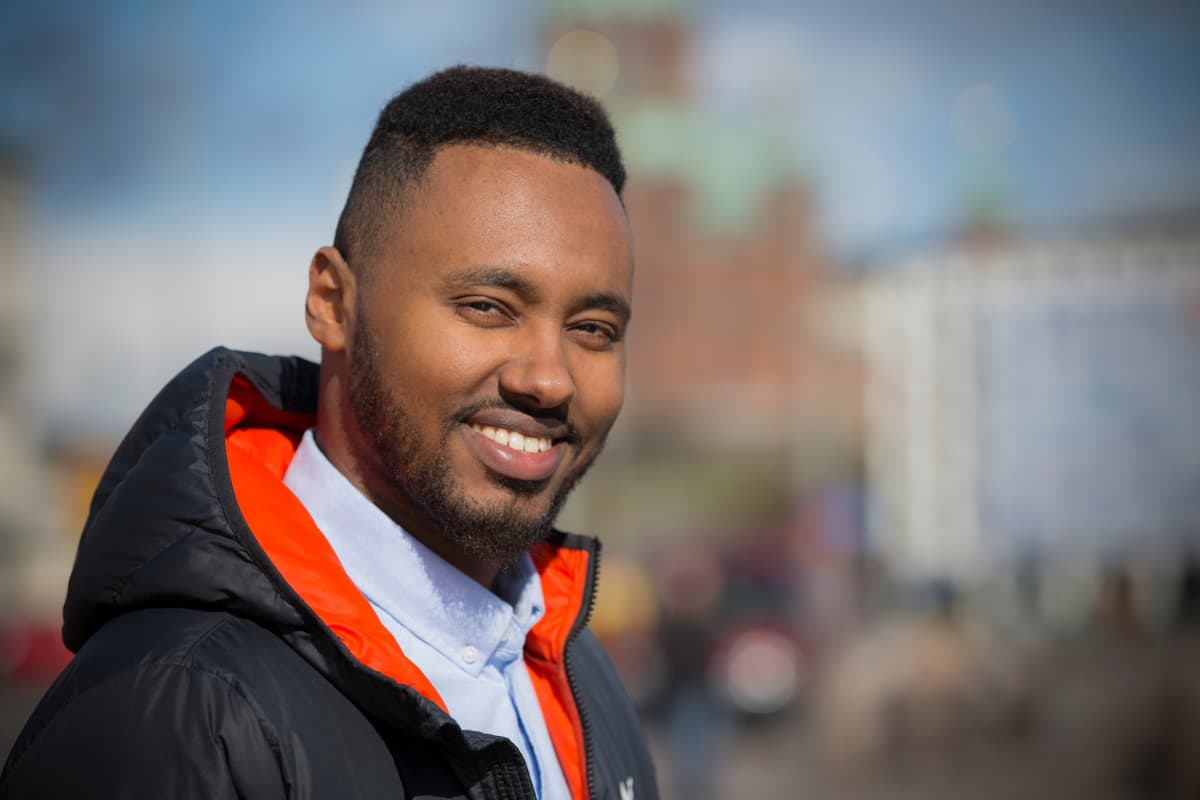 kaupunginvaltuutettu Suldaan Said Ahmed (vas.)