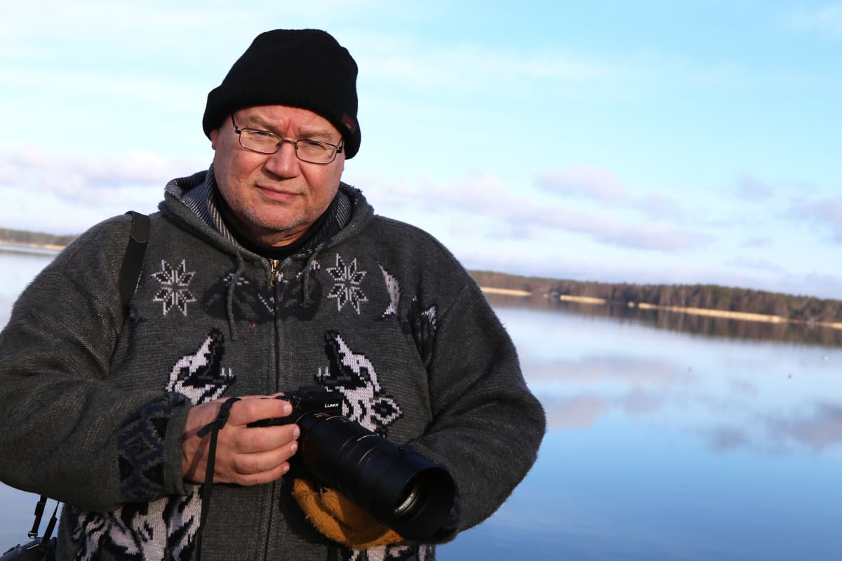 Luontokuvausta harrastava Keijo Väänänen Uudessakaupungissa.