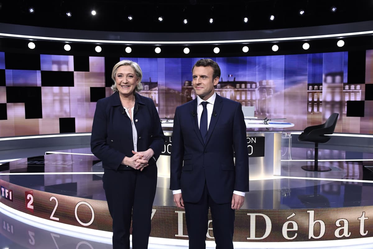 Marine Le Pen ja Emmanuel Macron poseerasivat studiossa ennen vaaliväittelyä.