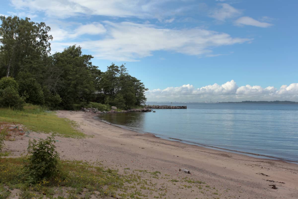 Sotilaskäytössä olleen Isosaaren hiekkarannalta avautuu näkymä Helsinkiin. Isosaari sijaitsee Santahaminasta suoraan etelään.
